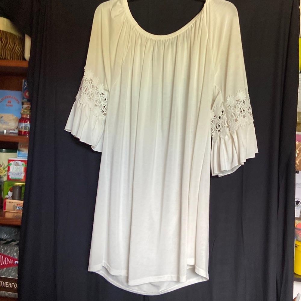 WinWin white ruffle sleeve tunic size 2X/3X